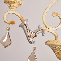 Lampadario classico in cristallo dipinto bianco
