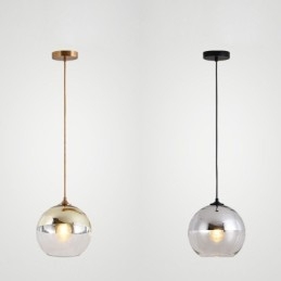 Lampada a sospensione in ferro e vetro con globo decorativo