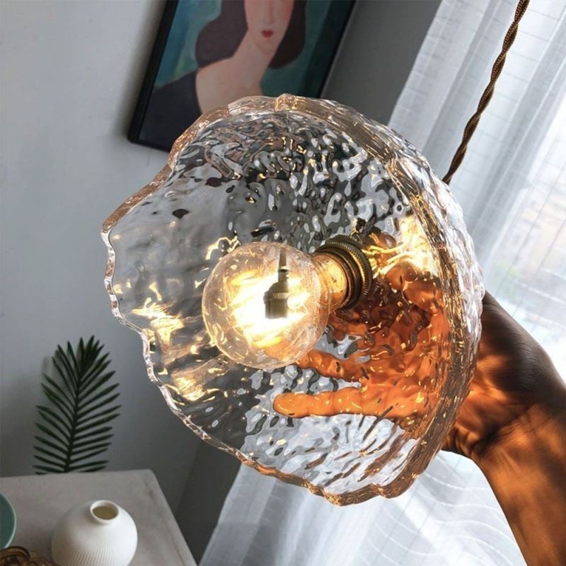 Lampada a sospensione in vetro martellato e ottone