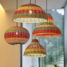 Lampada a sospensione in bambù e rattan intrecciato a mano con strisce colorate