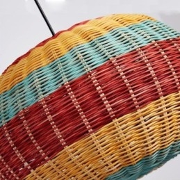 Lampada a sospensione in bambù e rattan intrecciato a mano con strisce colorate