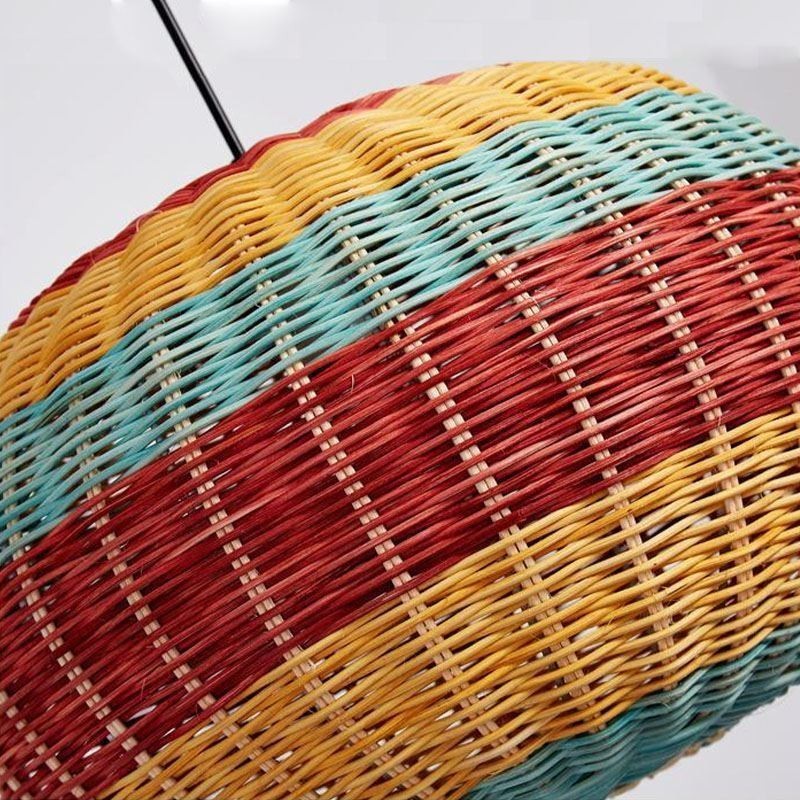 Lampada a sospensione in bambù e rattan intrecciato a mano con strisce colorate