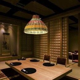 Lampada a sospensione in bambù e rattan intrecciato a mano con strisce colorate