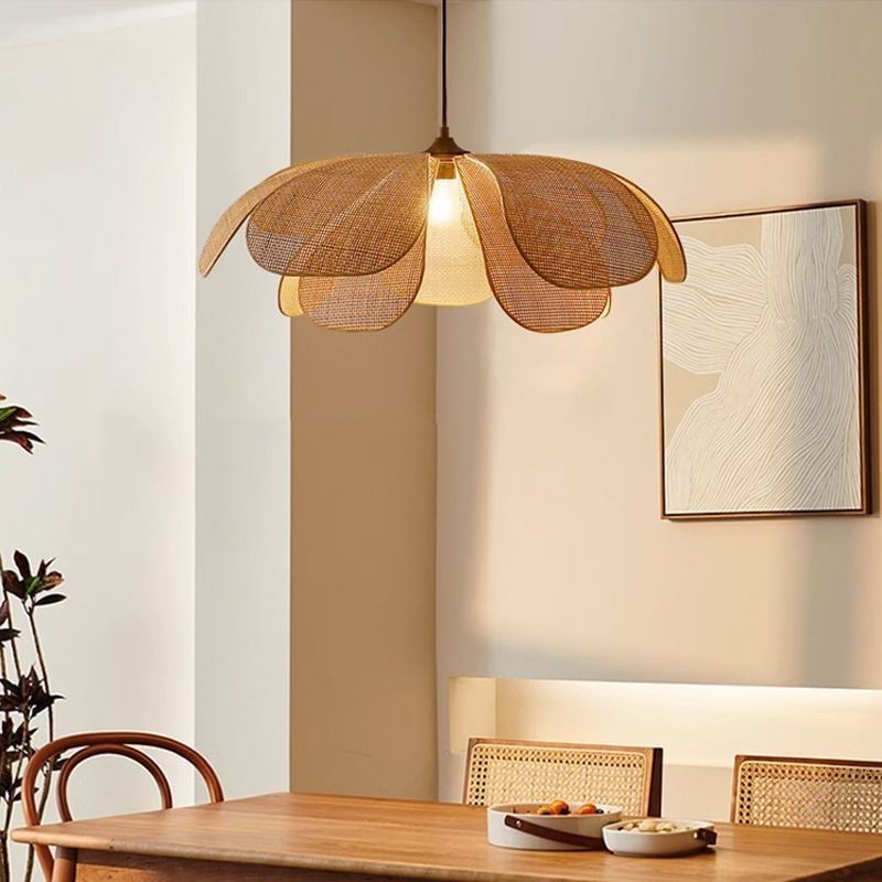 Lampada a sospensione in rattan intrecciato a mano Petal Wabi Sabi