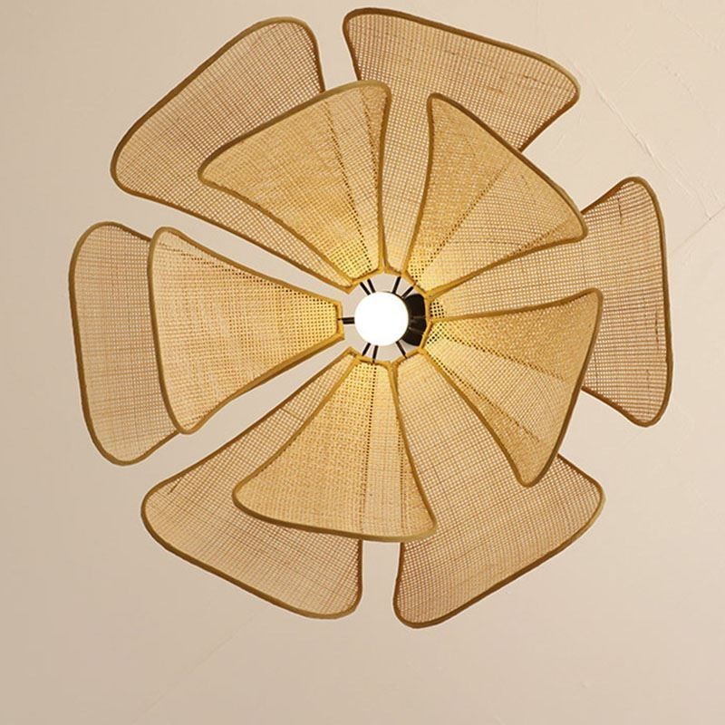 Lampada a sospensione in rattan intrecciato a mano Petal Wabi Sabi