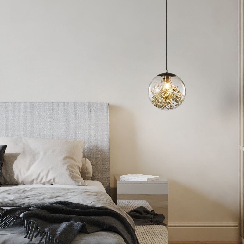 Lampada a sospensione in vetro a sfera con foglie natalizie, ottone, 25 x 25 cm