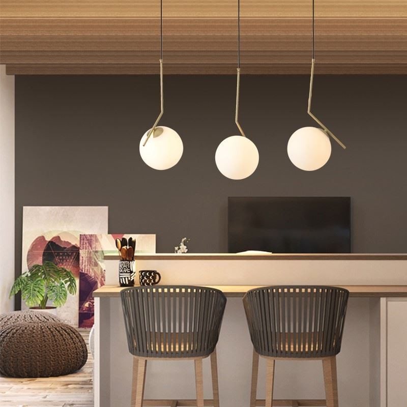 Lampada a sospensione a sfera in vetro con finitura in ottone