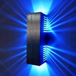 Applique da parete moderna a luce diffusa con 2 paralumi cubici
