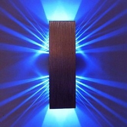 Applique da parete moderna a luce diffusa con 2 paralumi cubici