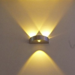 Applique da parete moderna in metallo con lampadina LED inclusa