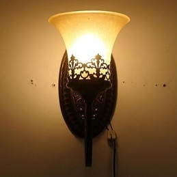 Applique da parete in vetro e ferro battuto in stile europeo per camera da letto