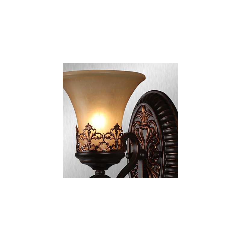 Applique da parete vintage 1 luce in resina con paralume in vetro beige