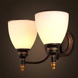 Applique da parete tradizionale europea nera con paralume in vetro bianco, 2 luci E26/E27