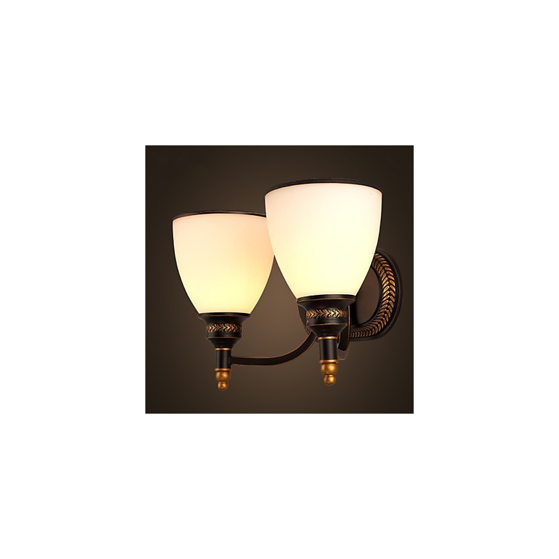 Applique da parete tradizionale europea nera con paralume in vetro bianco, 2 luci E26/E27