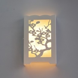Applique da parete bianca con fiori di prugna e motivi intagliati in legno