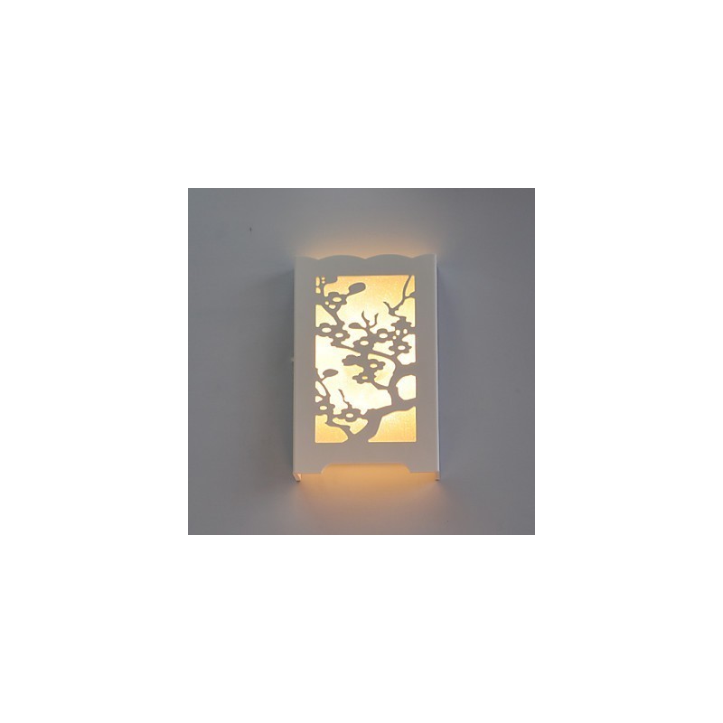 Applique da parete bianca con fiori di prugna e motivi intagliati in legno