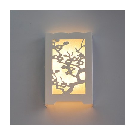 Applique da parete bianca con fiori di prugna e motivi intagliati in legno
