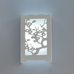 Applique da parete bianca con fiori di prugna e motivi intagliati in legno