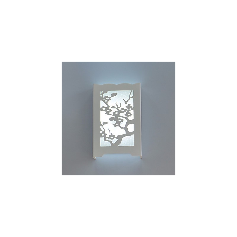 Applique da parete bianca con fiori di prugna e motivi intagliati in legno