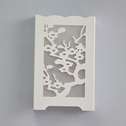 Applique da parete bianca con fiori di prugna e motivi intagliati in legno