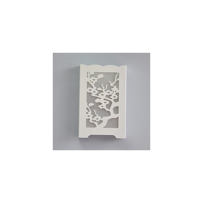 Applique da parete bianca con fiori di prugna e motivi intagliati in legno