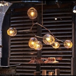 Lampadario a 7 luci in vetro trasparente con dettagli in metallo oro e nero
