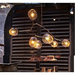 Lampadario a 7 luci in vetro trasparente con dettagli in metallo oro e nero