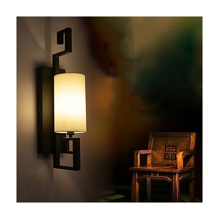 Applique da parete classica nera con paralume in tessuto bianco, 55 cm