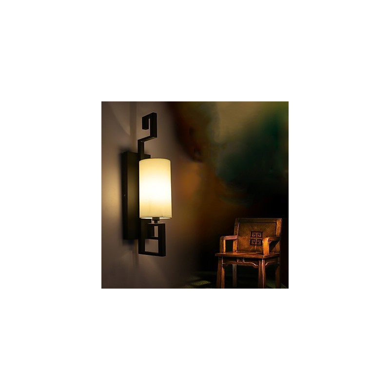 Applique da parete classica nera con paralume in tessuto bianco, 55 cm