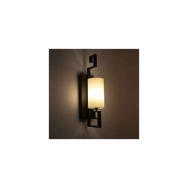 Applique da parete classica nera con paralume in tessuto bianco, 55 cm