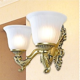 Applique da parete classica in metallo bronzo con paralume in vetro bianco, 2 luci