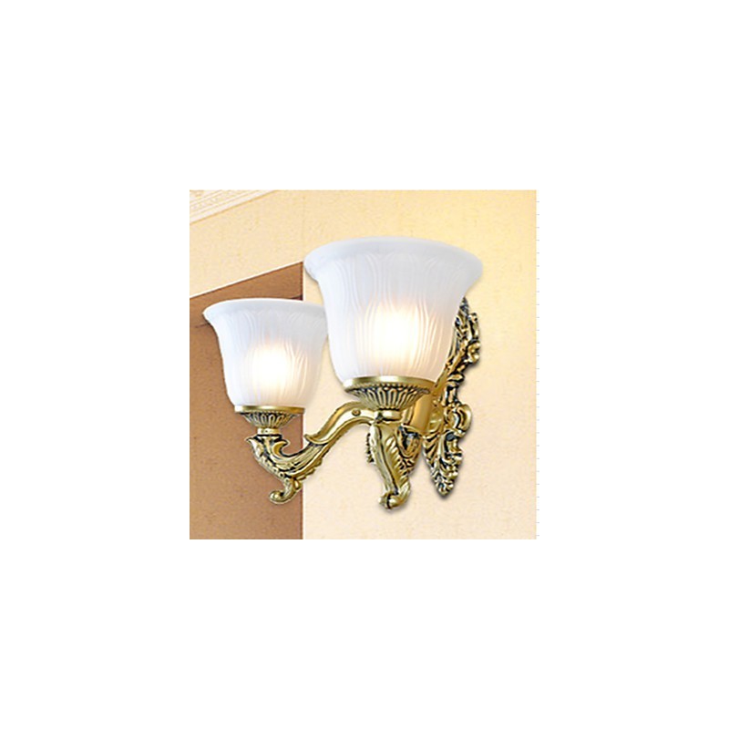 Applique da parete classica in metallo bronzo con paralume in vetro bianco, 2 luci