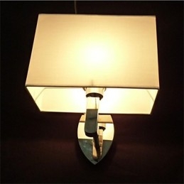 Applique da parete classica in ferro con paralume conico bianco