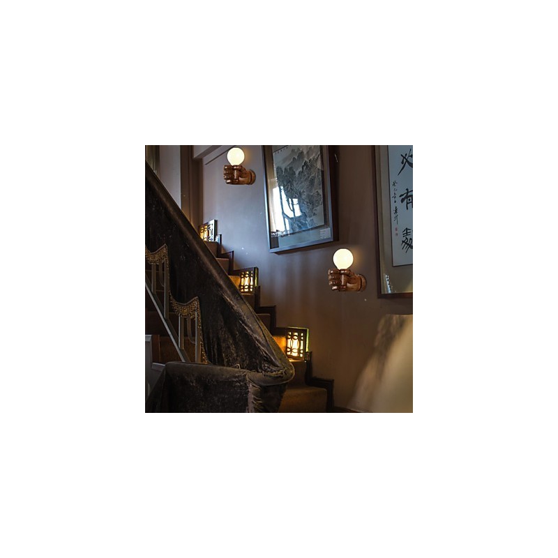 Applique da parete LED a forma di pugno europeo destro in resina, stile rustico