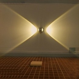 Applique da parete a filo in metallo argento moderna contemporanea con LED integrato