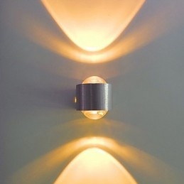 Applique da parete a filo moderna in metallo argentato con LED integrato