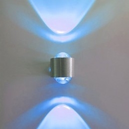 Applique da parete a filo moderna in metallo argentato con LED integrato