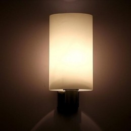Applique da parete moderna e contemporanea elettroplaccata con luce verso l'alto
