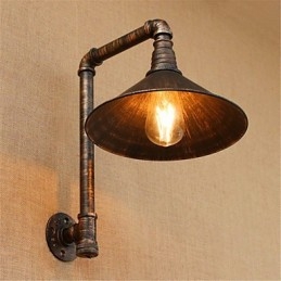 Applique da parete rustica in ottone anticato con luce ambientale