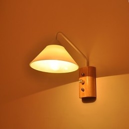 Applique da parete semplice con paralume in vetro e legno massello