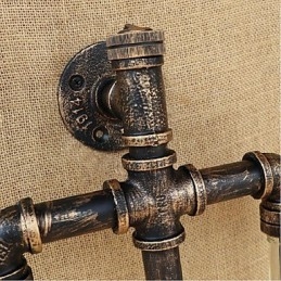 Applique da parete in ferro con interruttore, trasparente con tubo dell'acqua e bottiglia di vino