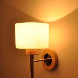 Applique da parete semplice con paralume in vetro e legno massello