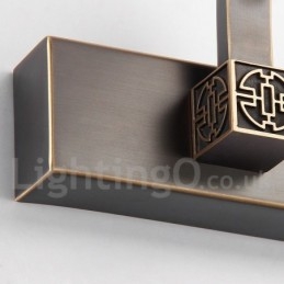 Applique da bagno per specchio in ottone con paralume in acrilico LED integrato