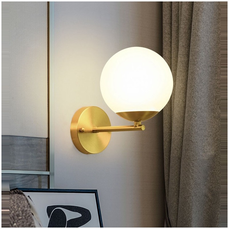 Modern Molecules lampada da parete con paralume sferico in vetro e finitura in ottone, 1 luce, E14