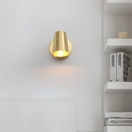 Applique da parete nordica in ottone con faretto frontale a specchio