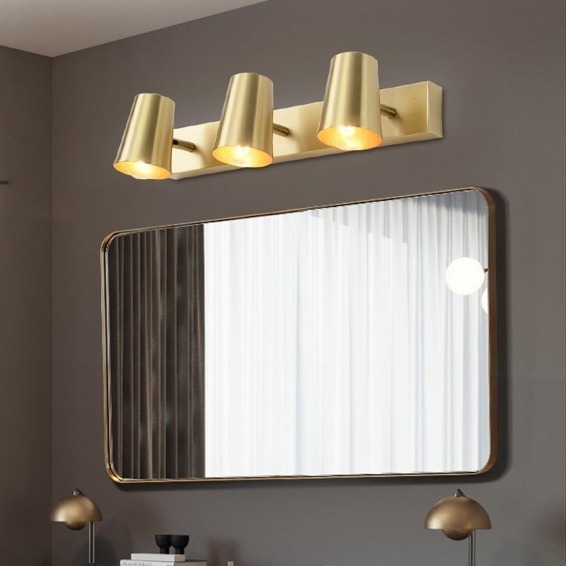 Applique da parete nordica in ottone con faretto frontale a specchio