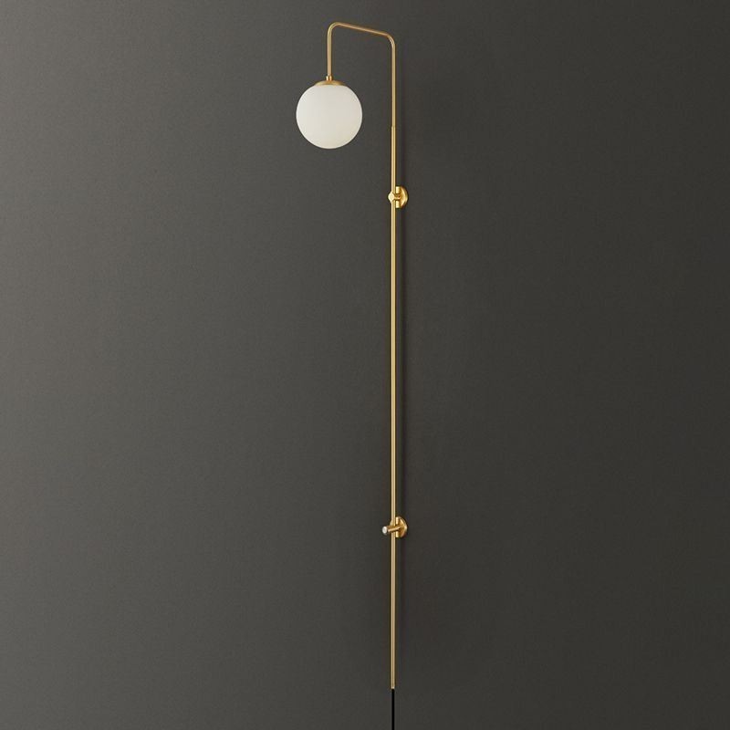 Applique da parete moderna a globo in vetro con finitura oro spazzolato