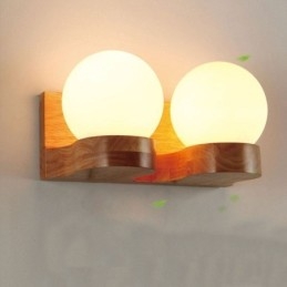 Applique da parete nordica in legno massello con paralume in vetro