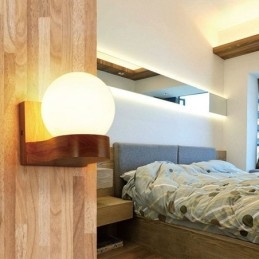 Applique da parete nordica in legno massello con paralume in vetro
