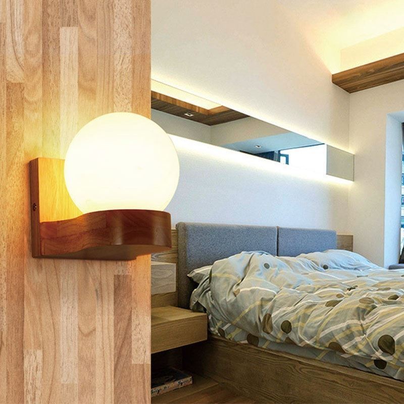 Applique da parete nordica in legno massello con paralume in vetro